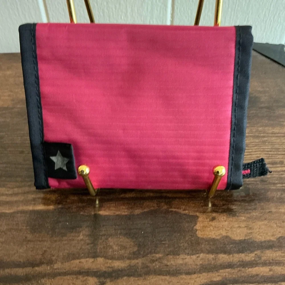 Rare Vintage HTF Sanrio 2001 Hello Kitty Cheerleader Burgundy Nylon Wallet - Picture 3 of 5